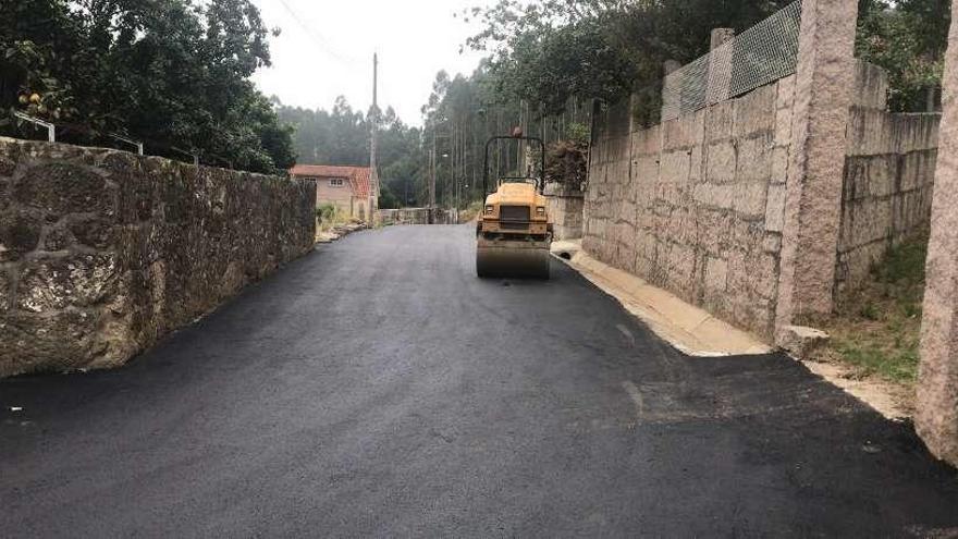 Trabajos de asfaltado en la zona de Sobreiras, en O Campo. // S.A.