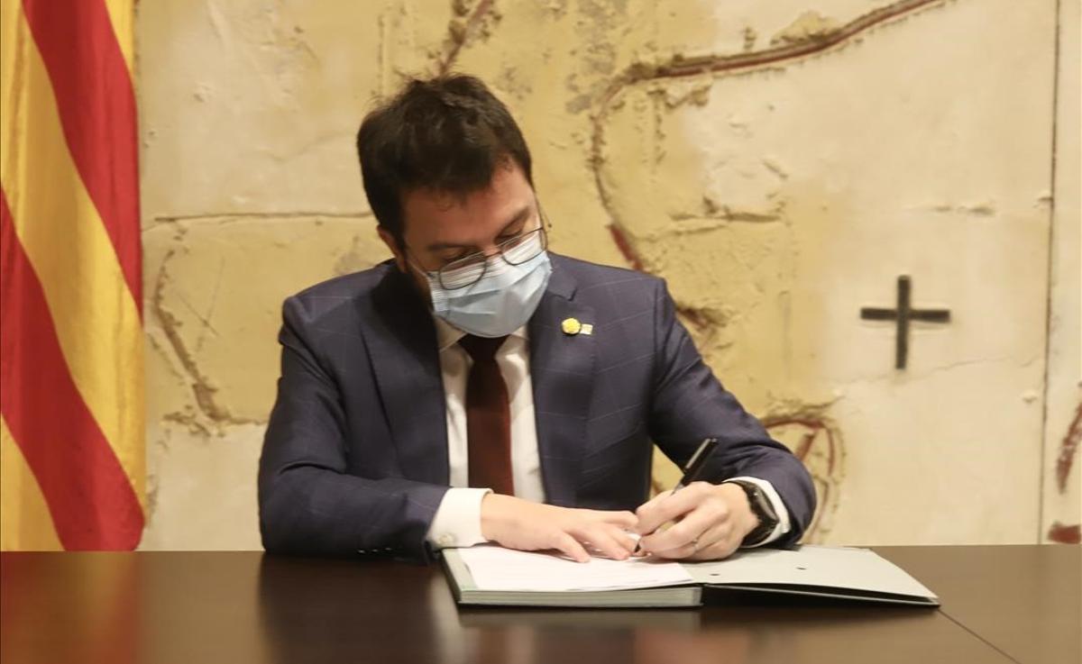 El vicepresident del Govern amb funcions de president  Pere Aragones  signant el decret que deixa sense efecte la convocatoria d eleccions del 14 de febrer  15 de gener del 2021  (Horitzontal) Ruben Moreno   Presidencia ACN