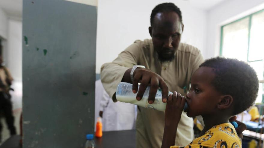 Un hombre y su hijo en un campo de refugiados de Somalia.