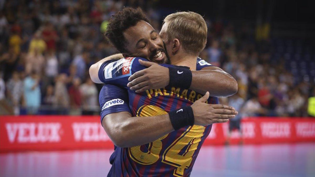 Palmarsson celebra uno de los últimos triunfos azulgrana con un gran abrazo