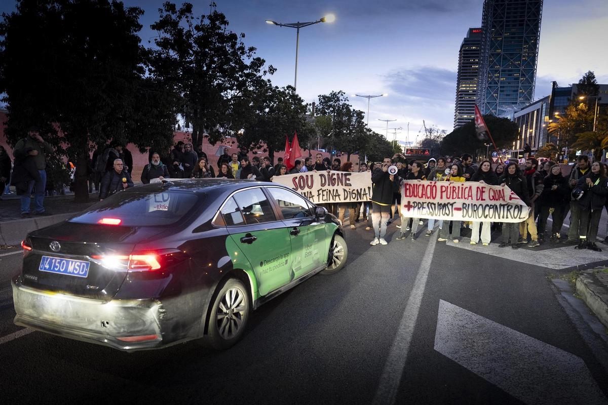 Los profesores cortan la ronda litoral en la jornada de huelga de docentes Los profesores cortan la ronda litoral en la jornada de huelga de docentes