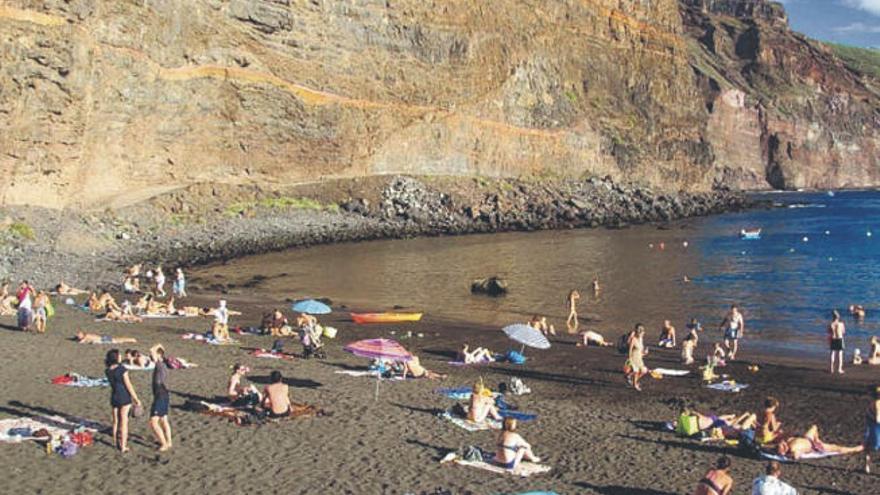 Bañistas en la playa de Vueltas, en Valle Gran Rey.