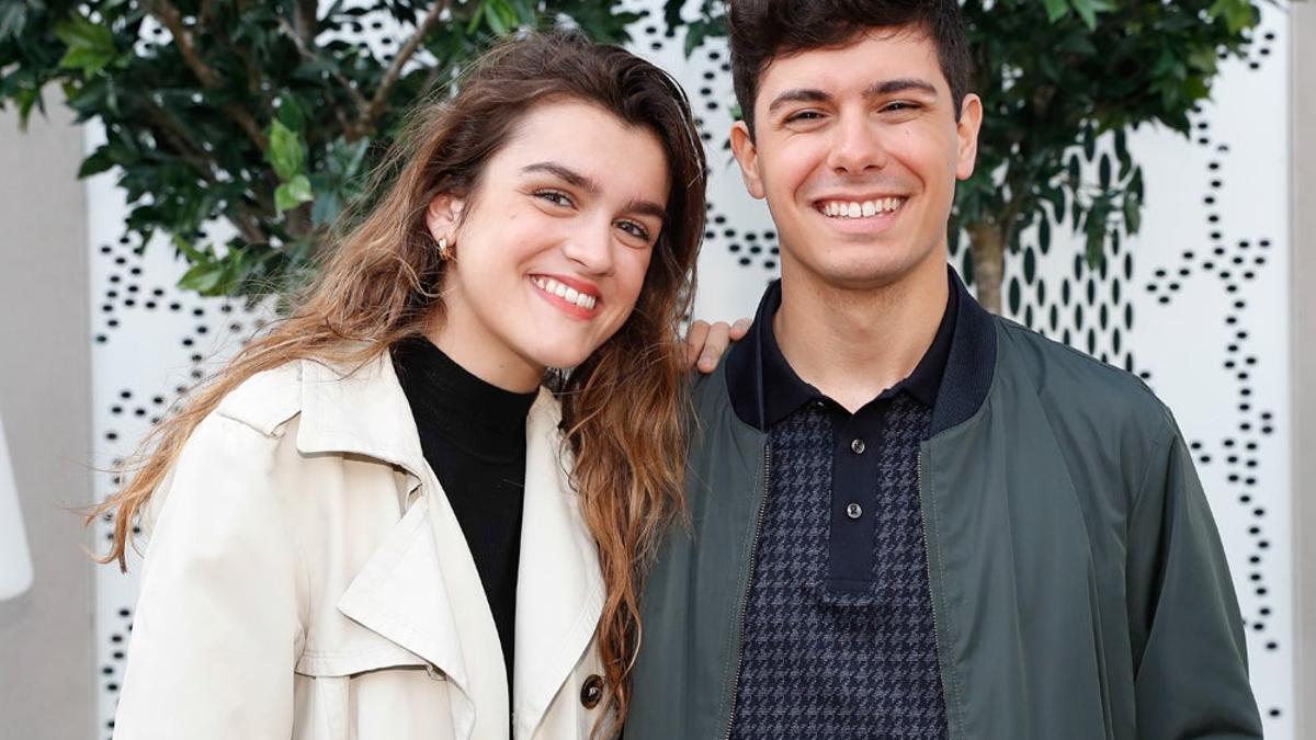 Alfred le regala un libro y una rosa a Amaia por St Jordi