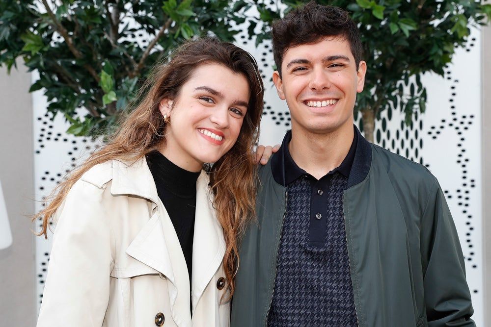 Alfred le regala un libro y una rosa a Amaia por St Jordi