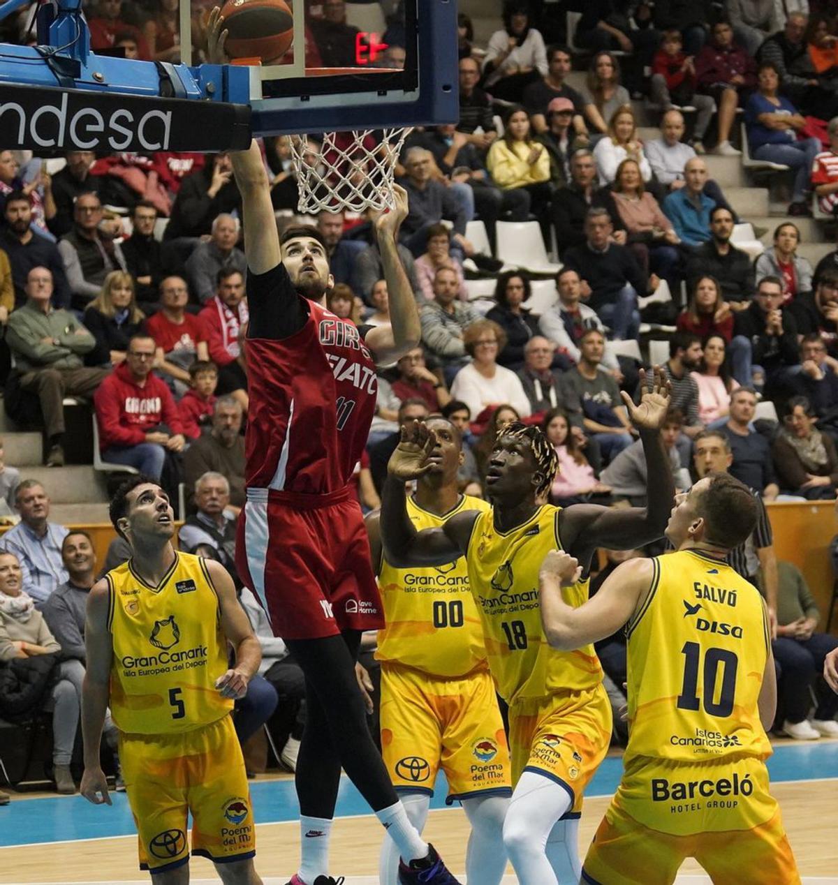 Miletic penetra a cistelladavant la mirada d’alguns jugadors rivals.  MARC MARTÍ