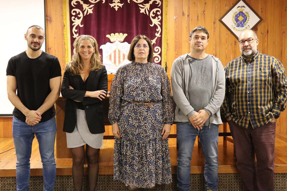 La presidenta del Consell Local Agrari con los técnicos
