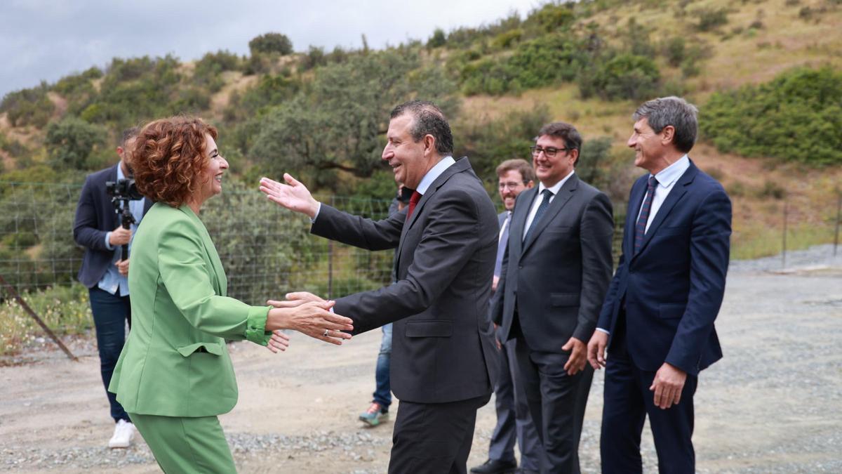 María Jesús Montero saluda a Javier Fernández