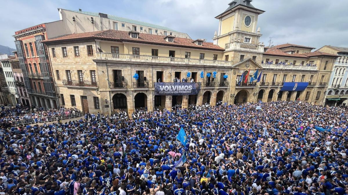 Locura azul en las calles de Oviedo para celebrar el ascenso del equipo a Primera División