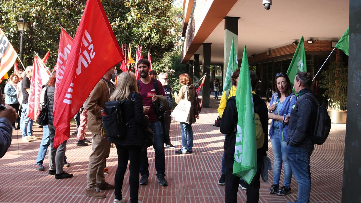 Concentració dels sindicats a les portes del Departament d&#039;Educació