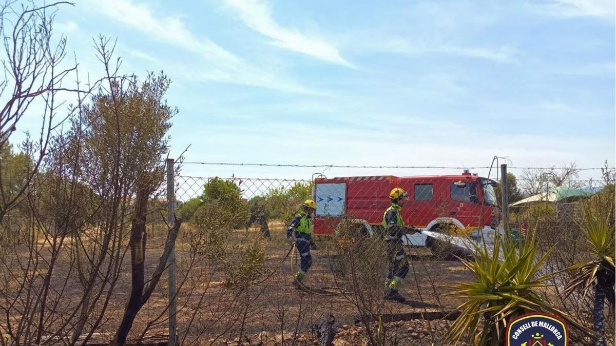 Los bomberos y el Ibanat sofocan un incendio en una finca en Binissalem