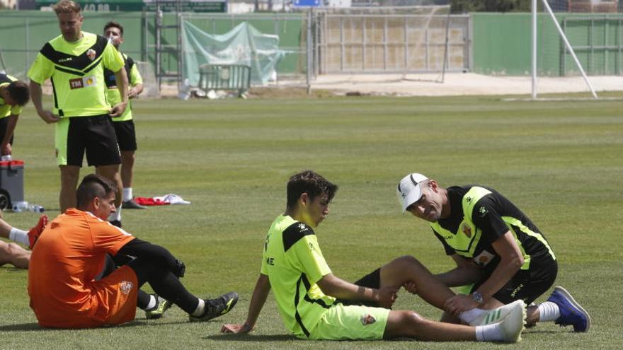 El doctor Quesada atendiendo a Gonzalo Villar y Olmo y Nacho Gil al fondo