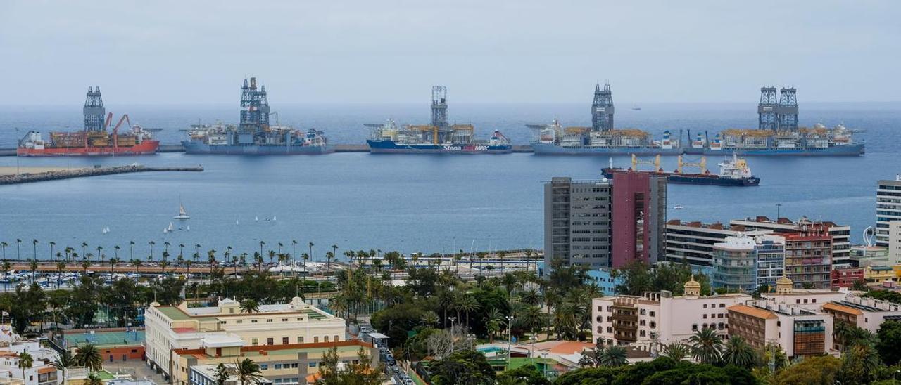 Buques de posicionamiento dinámico dedicados a la actividad petrolera atracados en el Puerto de La Luz y de Las Palmas.