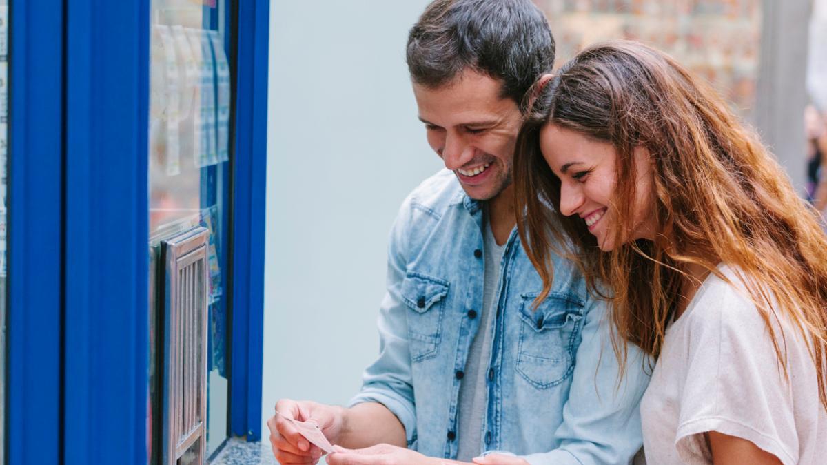 Pareja con lotería de Navidad