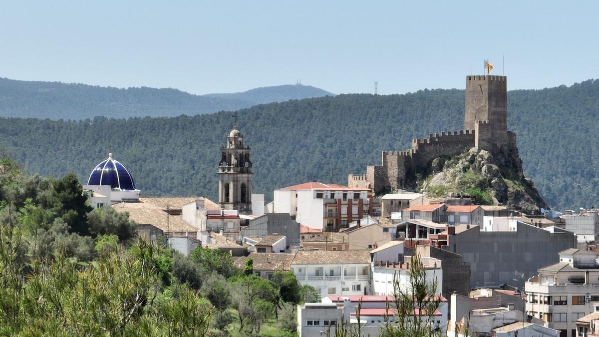 El pueblo más alto de Alicante es perfecto para el verano: tiene sierra, río, castillo y muchos molinos