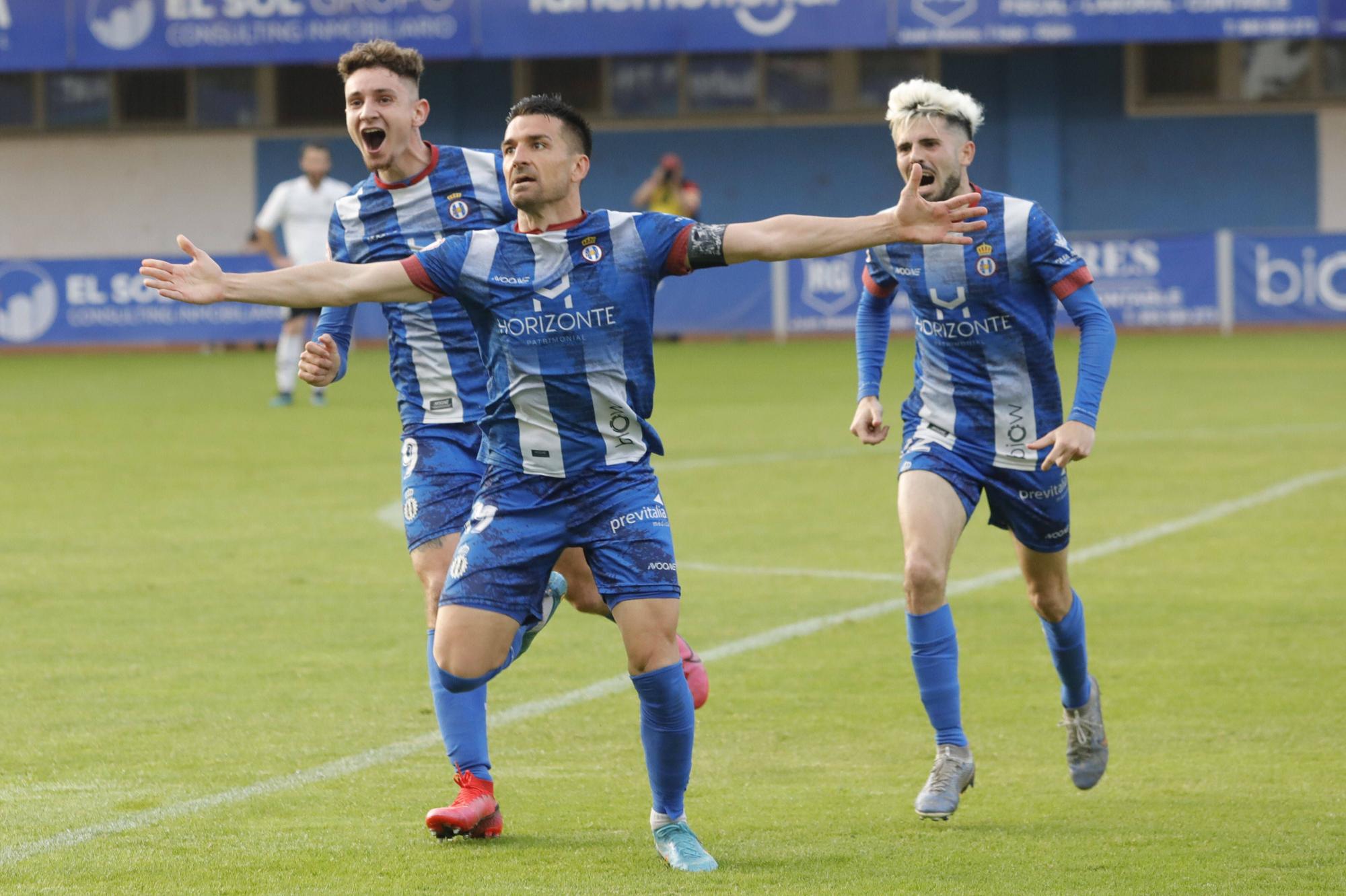 Las mejores imágenes del éxito del Avilés: los blanquiazules ganan 3-0 al Gérnika con la afición volcada