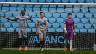 El Avilés se asoma al abismo: los blanquiazules sufren una dura remontada ante el Celta Fortuna (4-2)
