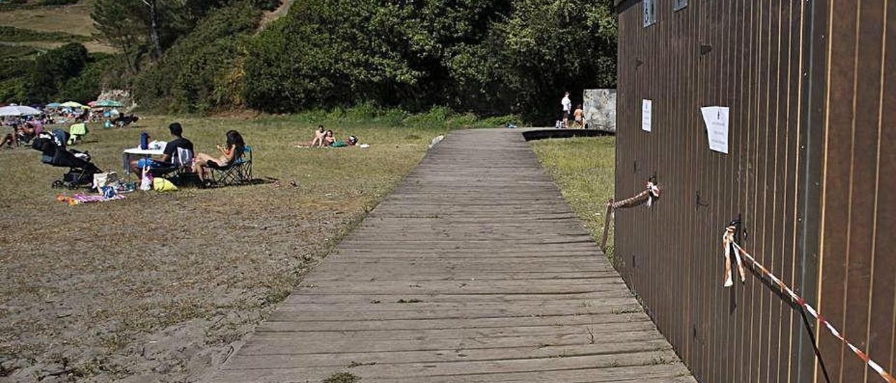 Los nuevos baños públicos de la playa de El Puerto.