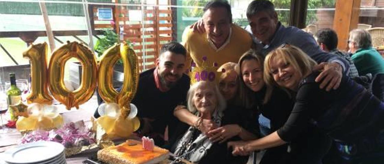 Fina Marimón, en la celebración de su cumpleaños, rodeada de su familia.