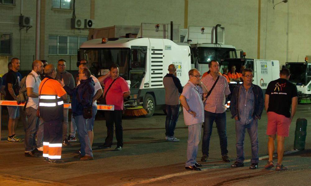 Empleados de UTE Alicante participan esta mañana en una nueva acción de protesta contra la concesionaria