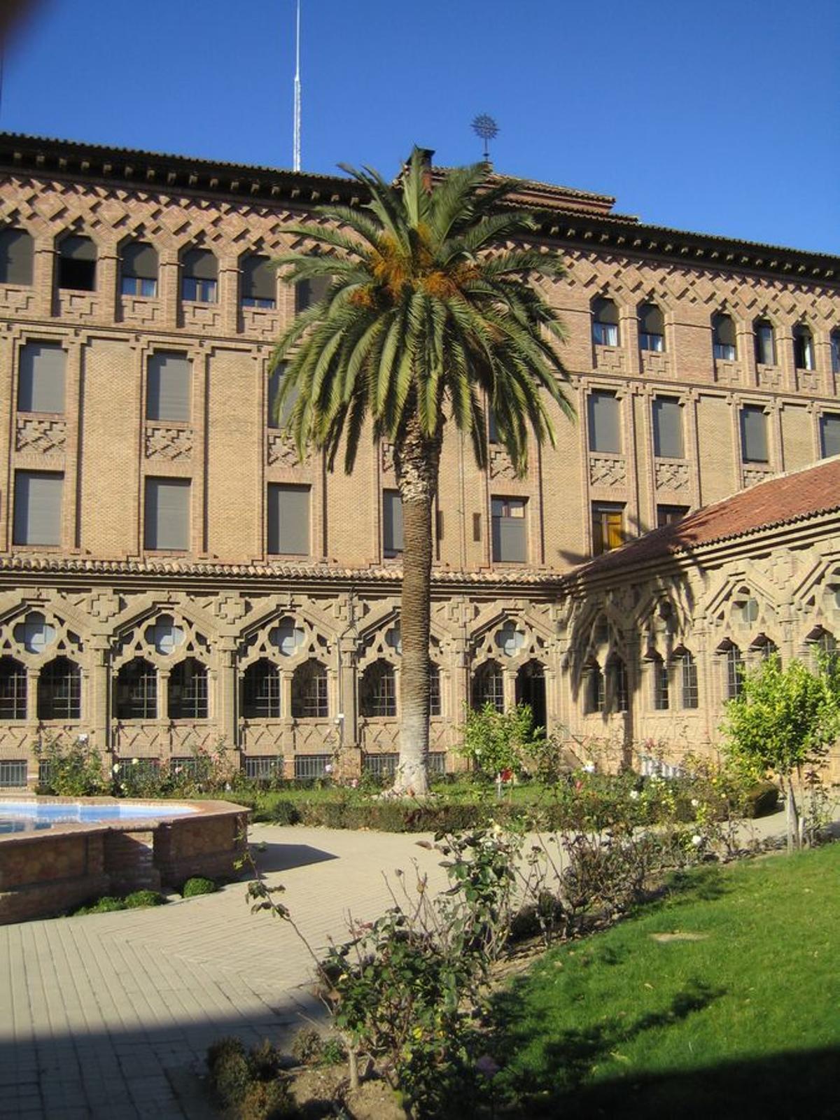 Jardín interior del colegio San Agustín de Zaragoza