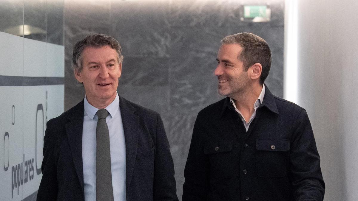 El líder del PP, Alberto Núñez Feijóo, junto al portavoz y vicesecretario de Cultura, Borja Sémper, antes de la reunión del comité de dirección.
