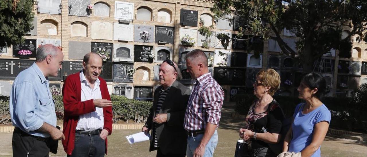 Familias de fusilados en Paterna piden excavar la explanada del cementerio