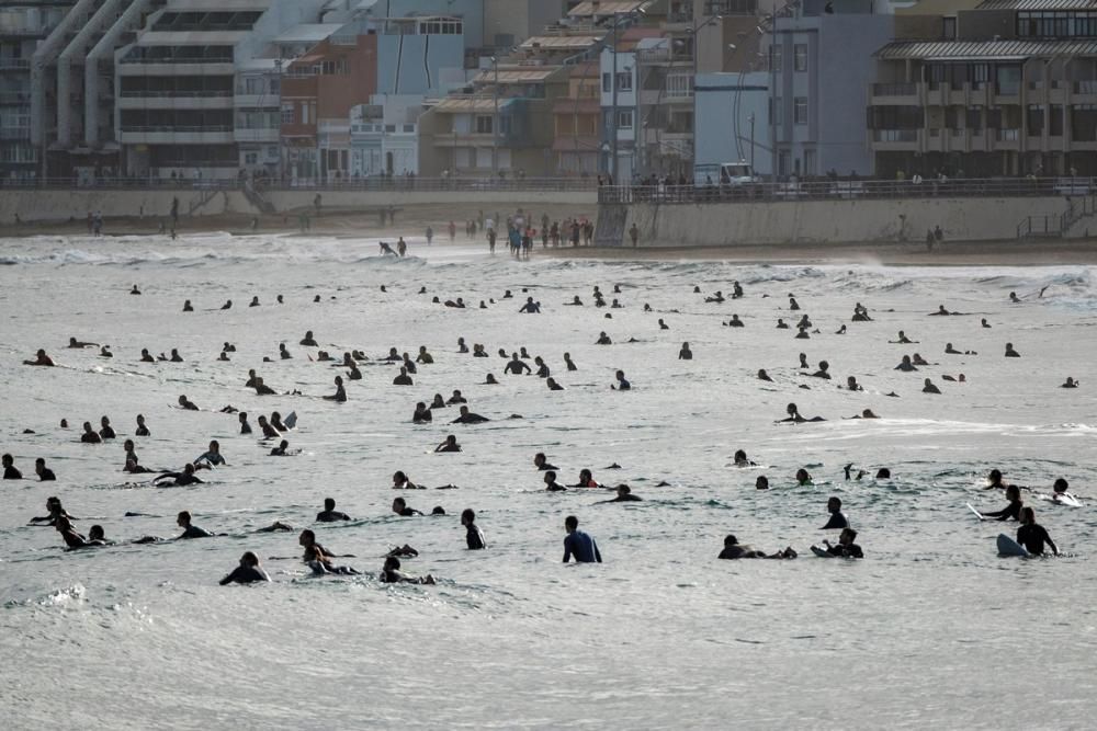 Decenas de surfistas acuden a la playa de Las ...