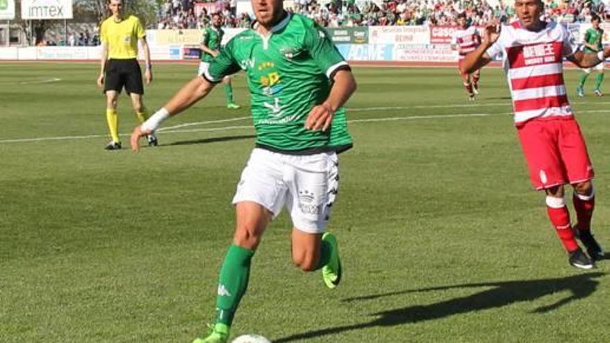 Carlos Fernández, en un partido con el Villanovense la temporada pasada.