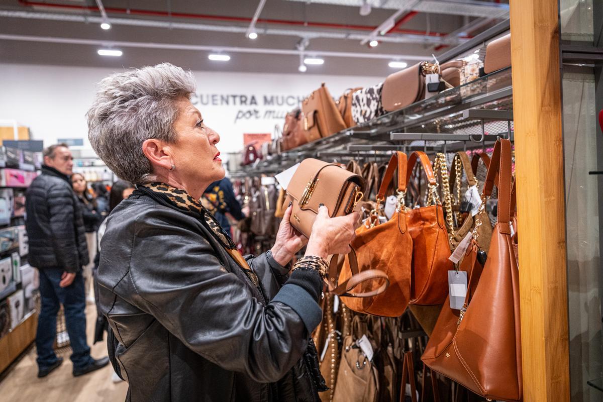 Furor y ofertas en el estreno de la primera tienda en Barcelona del outlet de grandes marcas TK-Maxx