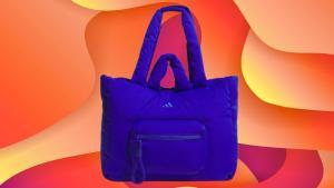 Adidas colapsa el mercado con su bolsa estilo puffy que ya roza stock y es perfecta para el día a día