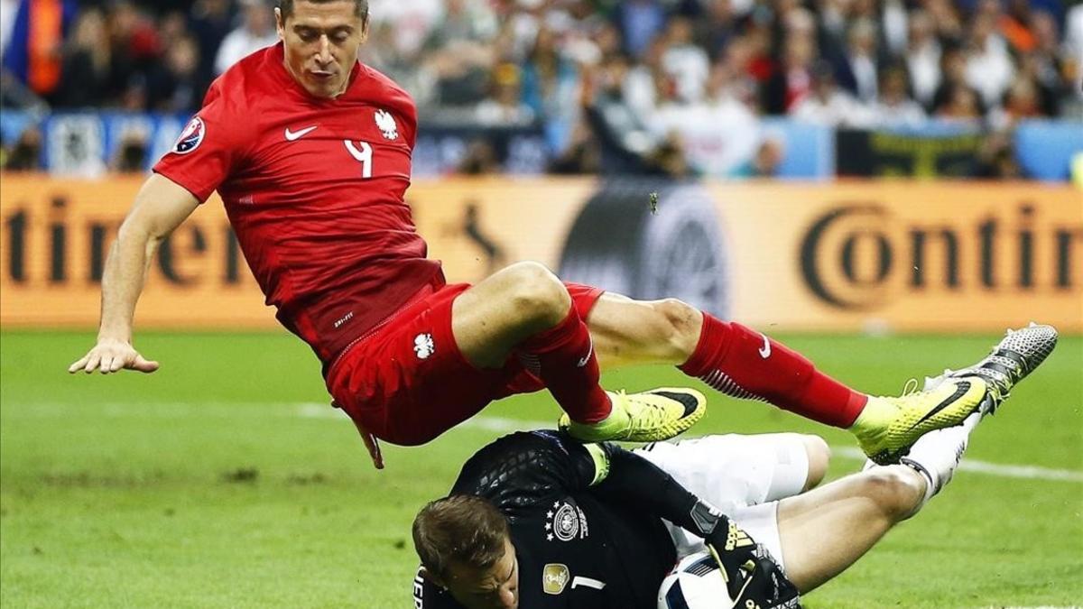 Neuer atrapa el balón ante el delantero polaco Lewandowski