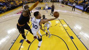 MON130. OAKLAND (EE.UU.), 01/06/2017.- Stephen Curry (c) de Golden State Warriors disputa el balón con LeBron James (i) de Cleveland Cavaliers hoy, jueves 1 de junio de 2017, durante el primer juego de la final de la NBA entre Cleveland Cavaliers y Golden State Warriors, que se disputa en el Oracle Arena, en Oakland, California (Estados Unidos). EFE/MARCIO JOSE SANCHEZ / POOL