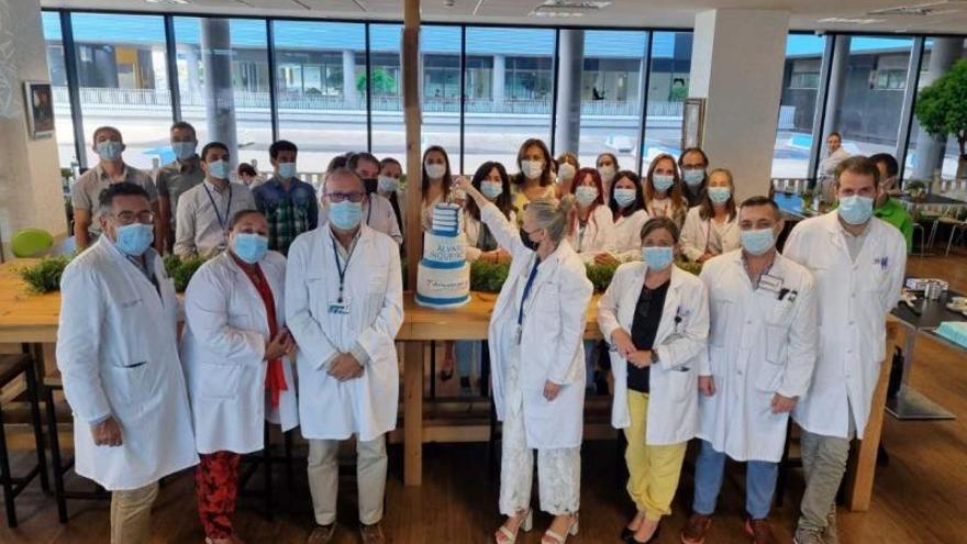 Profesionales del hospital, con la tarta del séptimo aniversario.