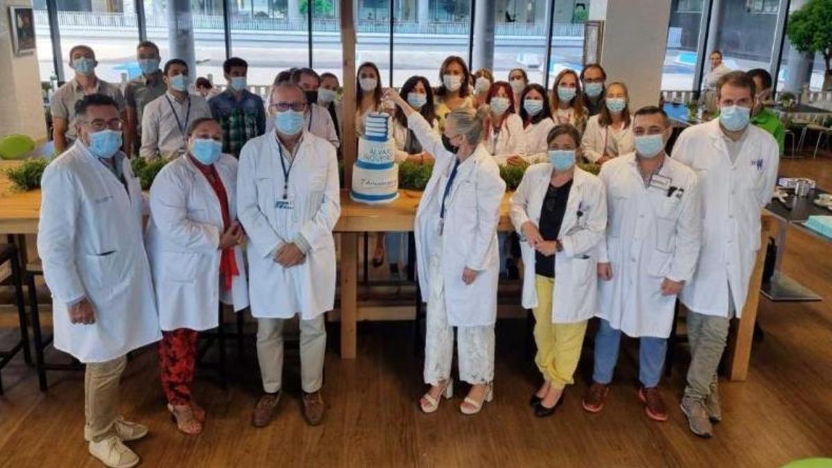 Profesionales del hospital, con la tarta del séptimo aniversario.