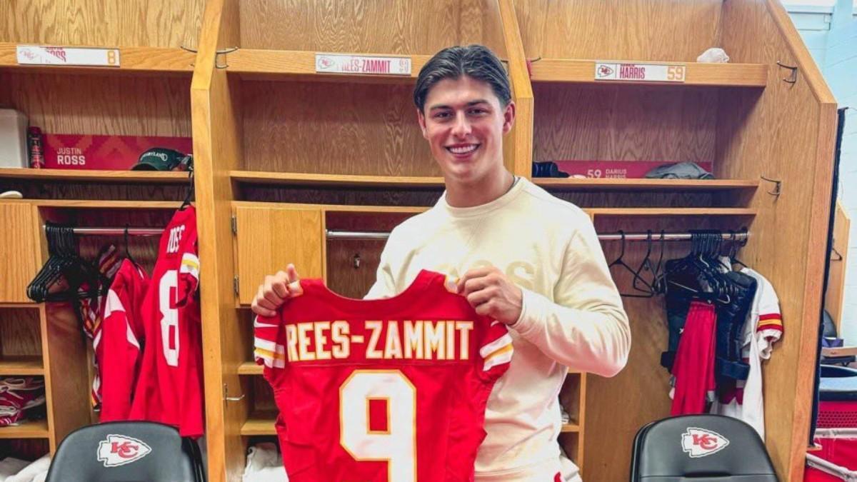 Zammit posa con su nueva camiseta de los Chiefs en la NFL