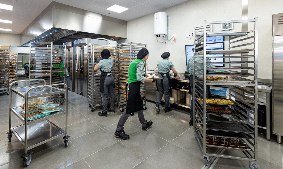 El Obrador Central concentra las tareas de preparación de productos frescos.
