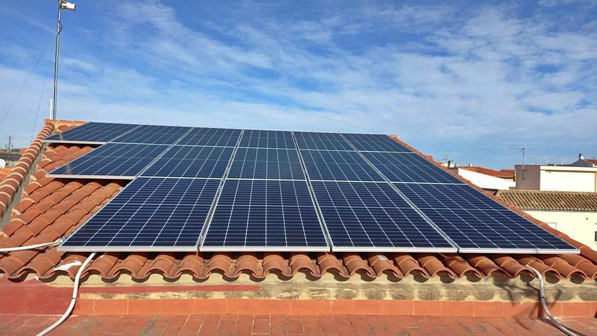 Una de las varias instalaciones de placas solares situadas en el ayuntamiento. | LEVANTE-EMV