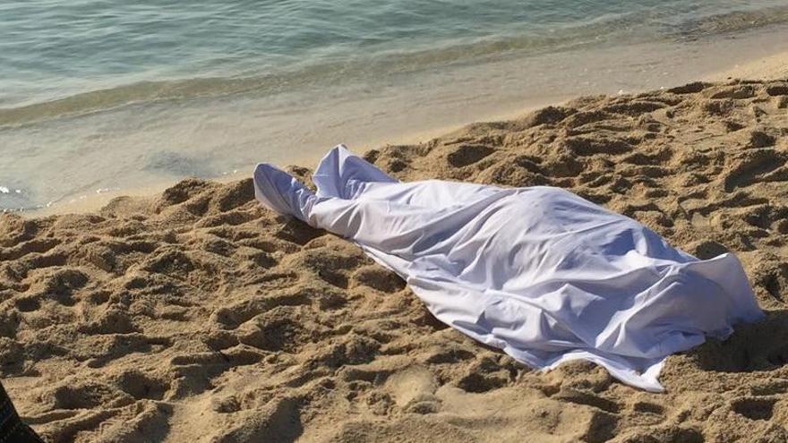 Fallece de un infarto un bañista de 73 años en la playa de la Fustera de Benissa