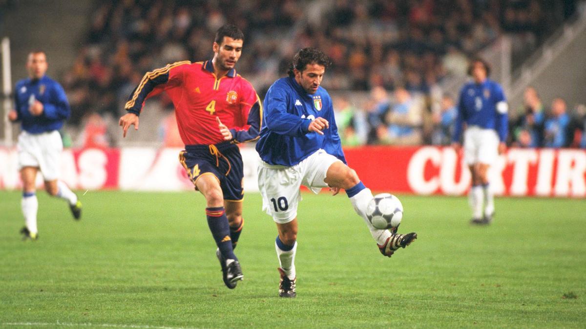 Guardiola, junto a Del Piero, en el España-Italia del 29 de marzo de 2000 en Montjuïc.
