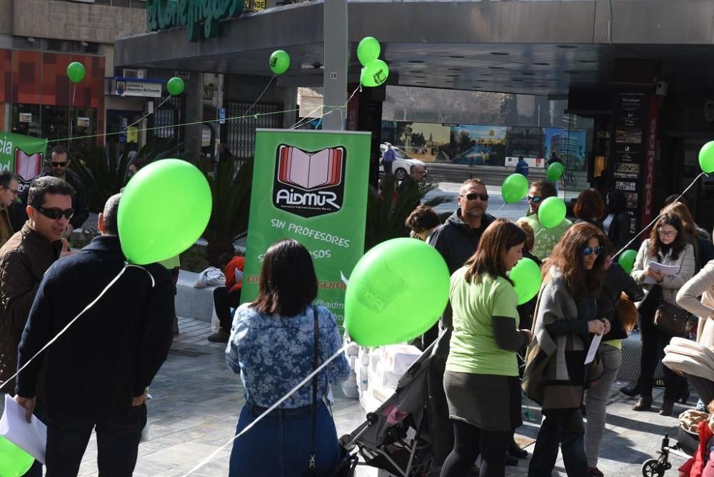 Los interinos de Educación protestan por las oposi