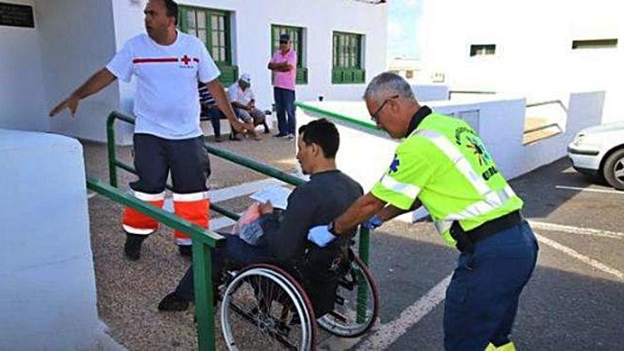 Uno de los inmigrantes que viajaba en silla de ruedas en la patera que arribó a Caleta de Caballo.