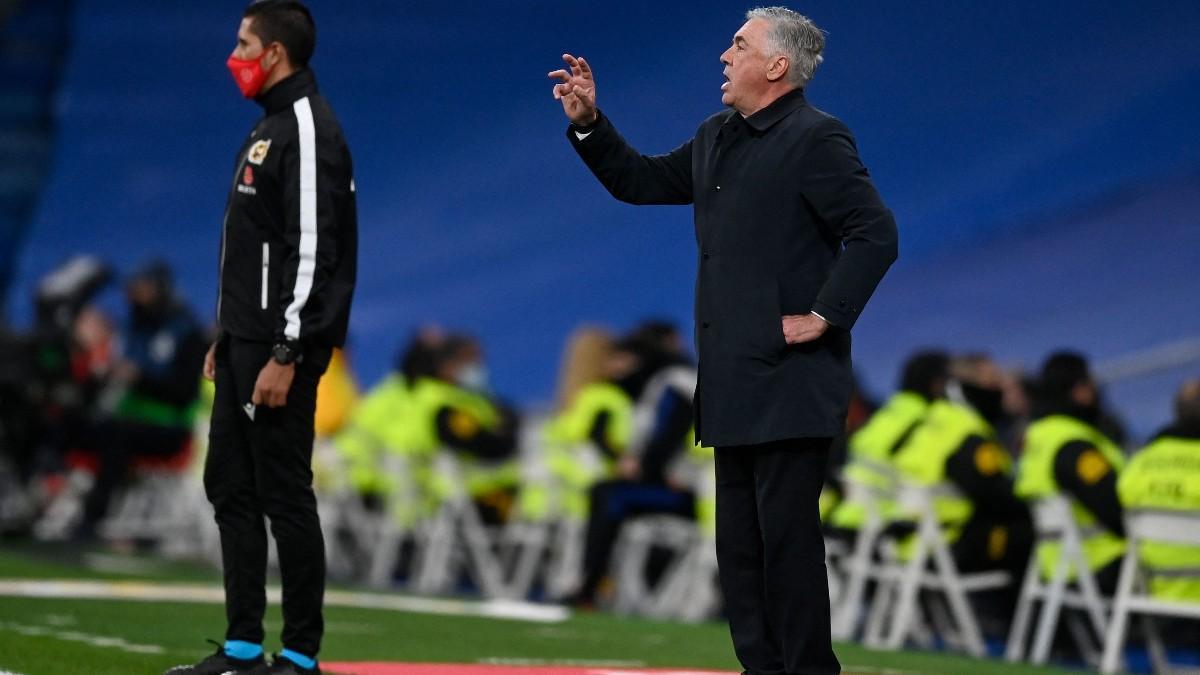 Ancelotti dirigiendo desde la banda