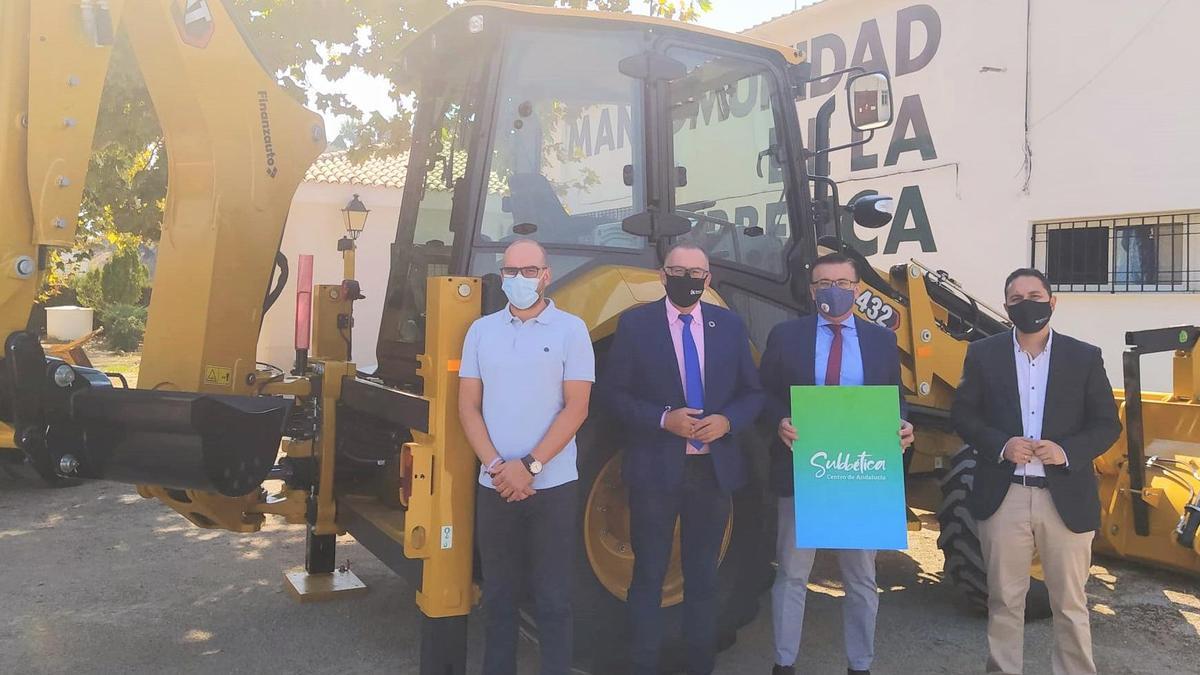 El delegado de infraestructuras rurales de la Diputación entrega la maquinaria pesada a la mancomunidad Subbética.