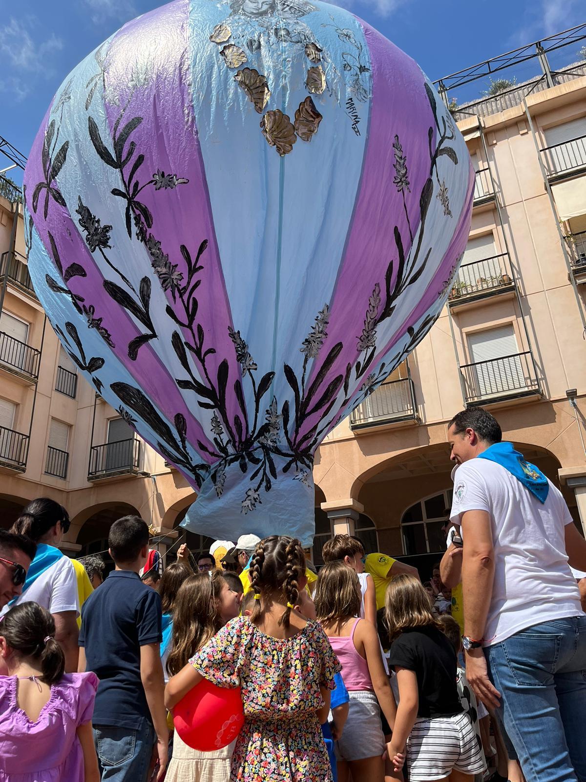 Suelta de Globo Aerostático en honor a la Santísima Virgen de la Salud en la Plaza Mayor.