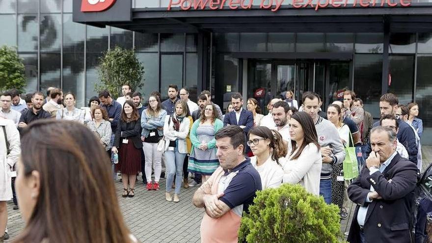 Personal de Duro, ante la sede de Gijón, en una concentración que tuvo lugar el año pasado.