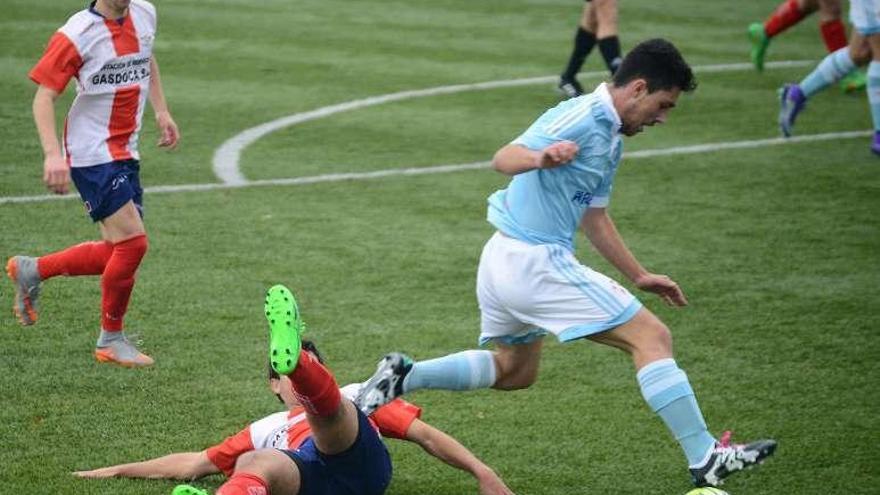 Una acción de un duelo anterior entre Alondras y Celta. // G. Núñez