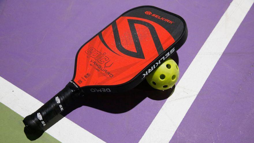 Pala y pelota de pickleball.