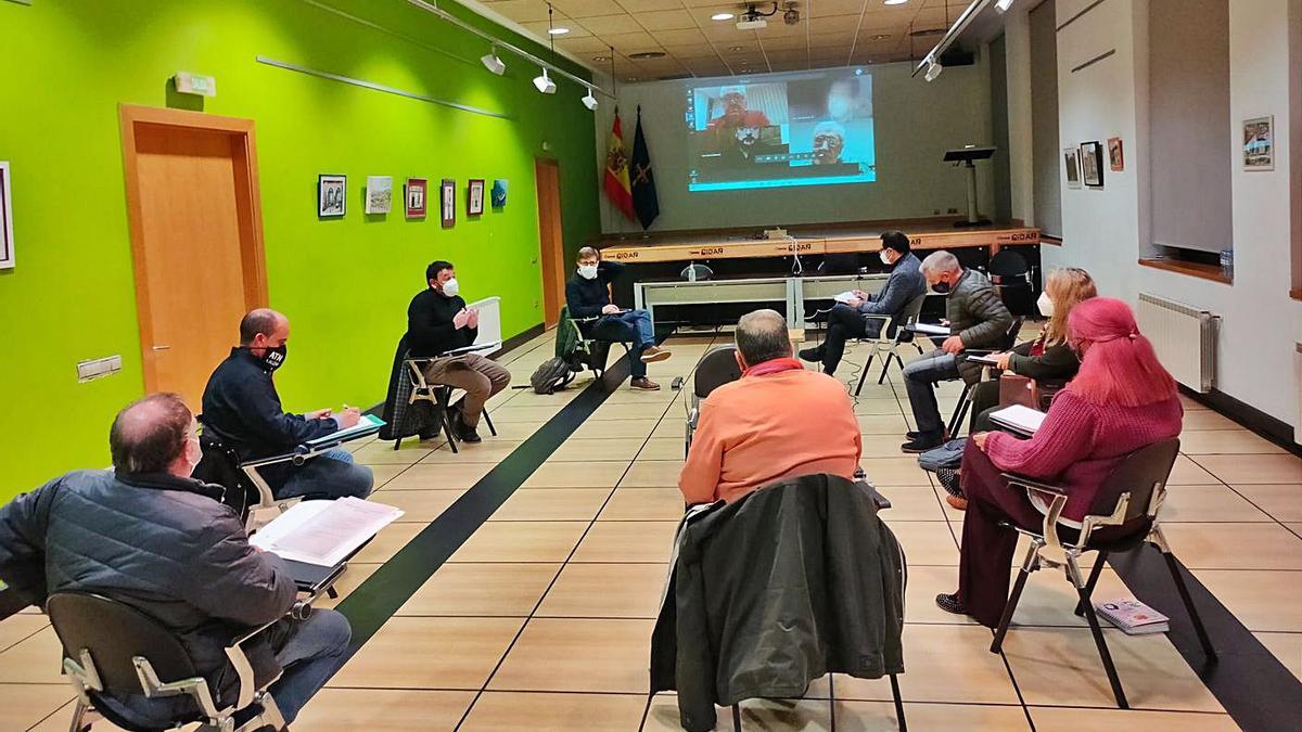 Reunión celebrada en Pola de Laviana entre representantes municipales y regionales y colectivos de autónomos.