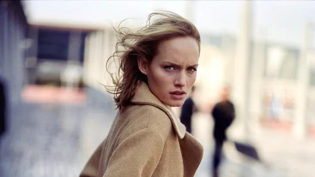 Zara 'Archive Collection': look de la modelo Amber Valletta en la campaña otoño-invierno 1998