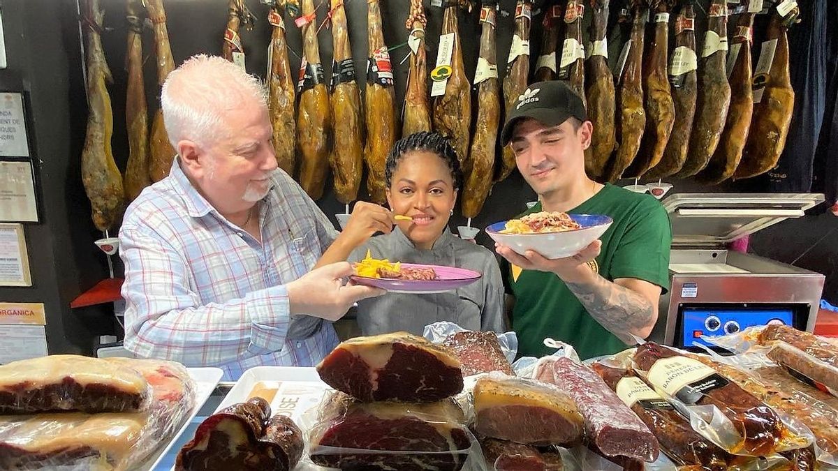 Xavier Solé, Regina Carmona y Dani Conde (ambos cocineros), en la zona de charcutería de El Rebost de Sant Antoni, con dos de los platos del restaurante.
